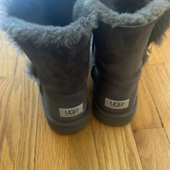 Ugg 6 grey Bailey boot with side button shearling interior, great pre owned cond - Picture 3 of 8